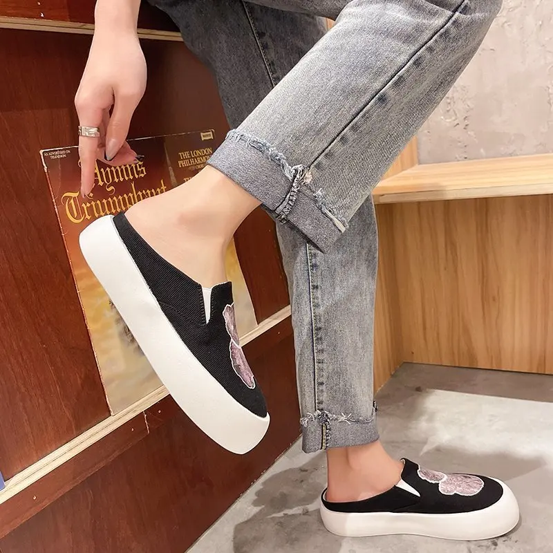 Slippers Women Summer Loafers Med Luxury Slides Shoes Pantofle Platform Cover Toe Designer 2021 Flat Soft Rome PU Fabric Rubber
Slippers Women Summer Loafers Med Luxury Slides Shoes Pantofle Platform Cover Toe Designer 2021 Flat Soft Rome PU Fabric Rubber