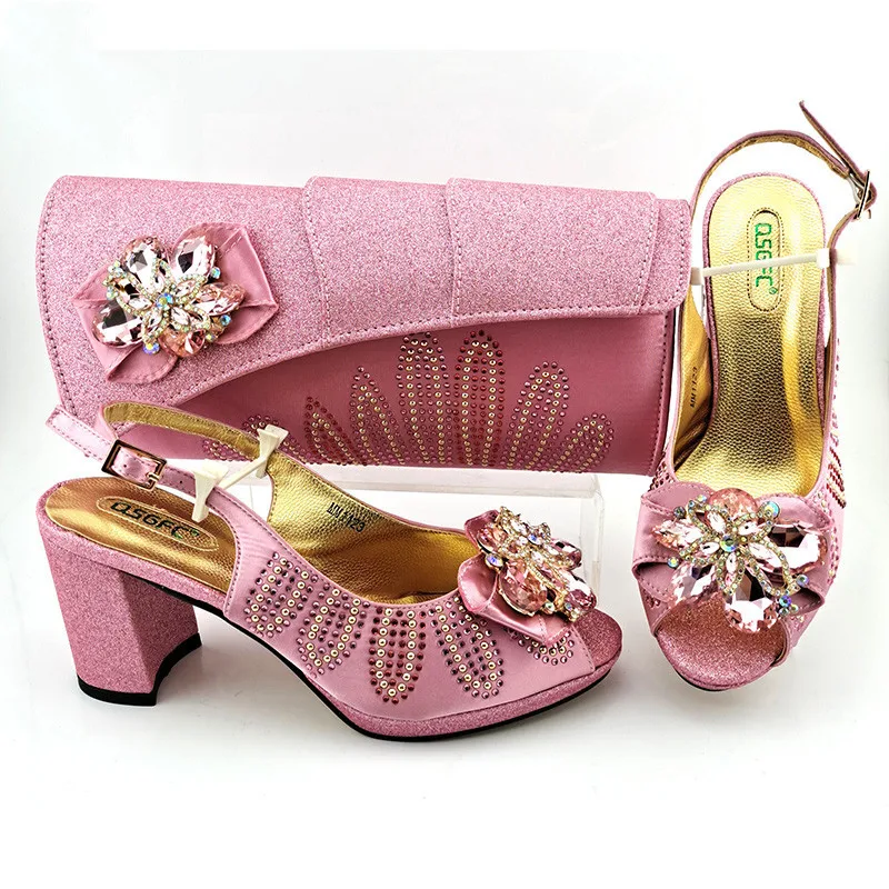 Итальянского дизайна в нигерийском стиле Новый розовый Цвет Свадебный Женский комплект из обуви и сумки с Цвет Фул с украшением в виде крис...
Итальянского дизайна в нигерийском стиле Новый розовый Цвет Свадебный Женский комплект из обуви и сумки с Цвет Фул с украшением в виде крис...