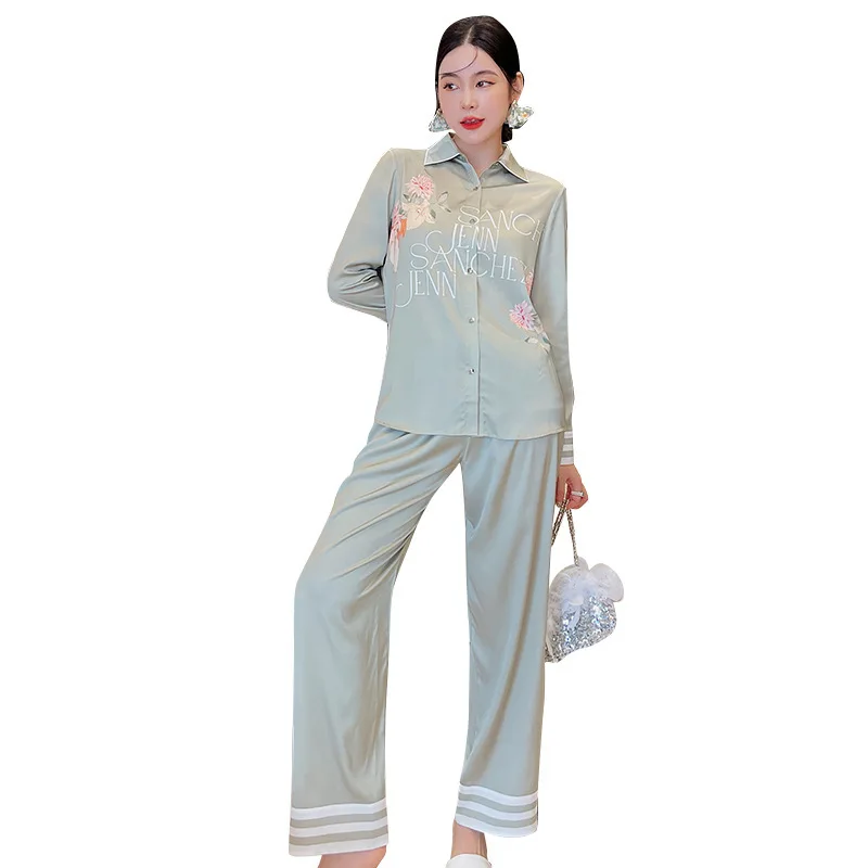 Pajamas Women's Ice Silk Thin Long Sleeve New Home Loose Large Size Autumn Artificial Silk Cardigan Lapel Homewear Pajama Set
Pajamas Women's Ice Silk Thin Long Sleeve New Home Loose Large Size Autumn Artificial Silk Cardigan Lapel Homewear Pajama Set