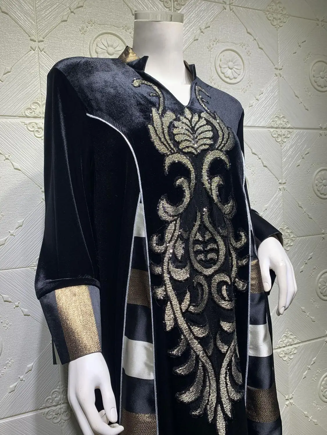 Eid Muslim Fashion Hijab Dress Embroidery Velvet Abaya Dubai Kaftan Islamic Clothing Ramadan Vestidos Women Modest Long Robe
Eid Muslim Fashion Hijab Dress Embroidery Velvet Abaya Dubai Kaftan Islamic Clothing Ramadan Vestidos Women Modest Long Robe