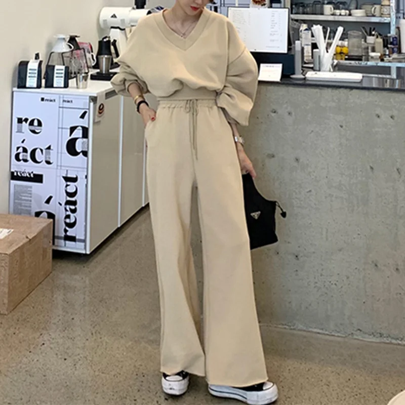 Костюм женский зимний из двух предметов с длинным рукавом и пуловерным воротником
Костюм женский зимний из двух предметов с длинным рукавом и пуловерным воротником