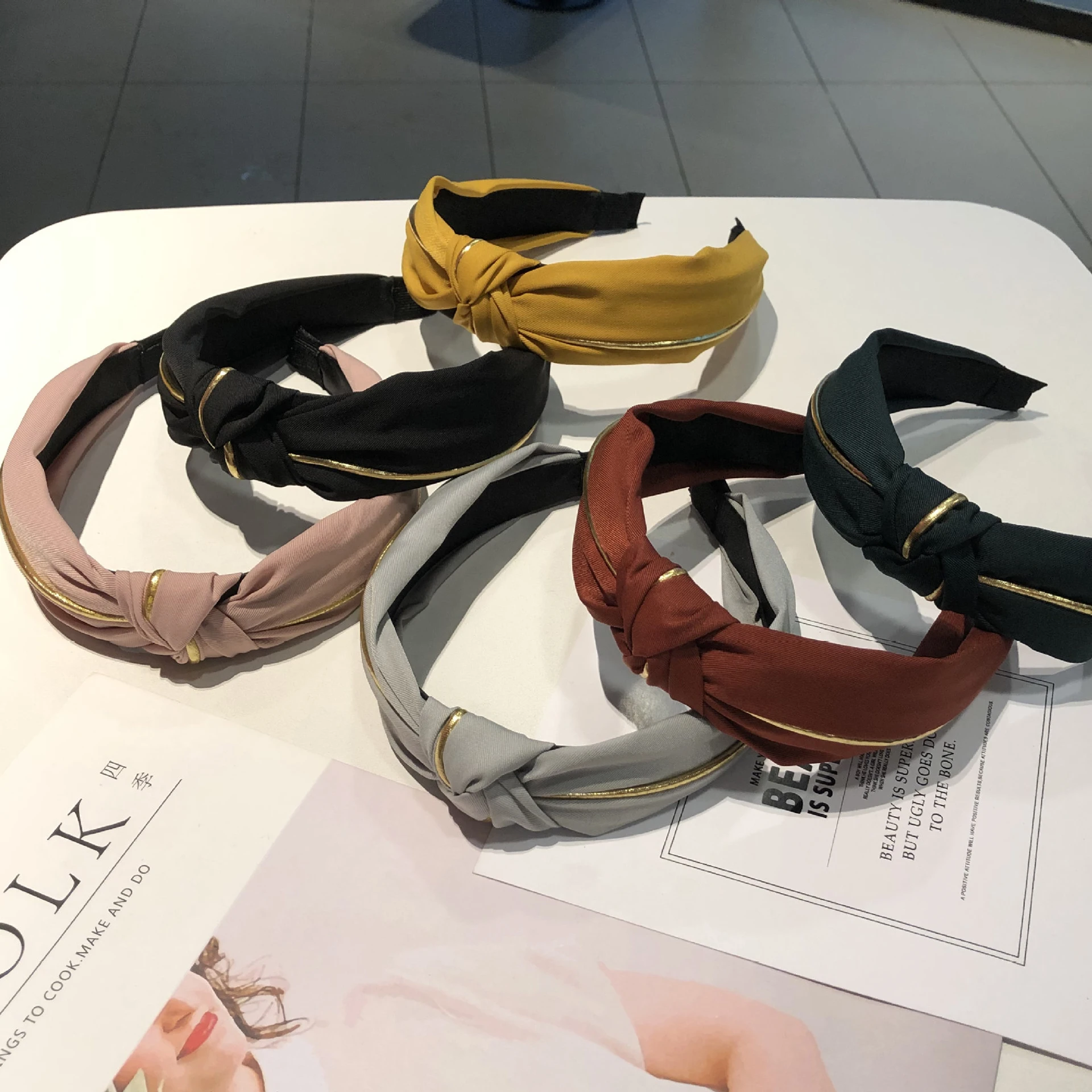 Simple New Hair Accessories Korean Style Color Contrast Patchwork Golden Edge Knot in the Middle Knot Wide Brim Hair Band
Simple New Hair Accessories Korean Style Color Contrast Patchwork Golden Edge Knot in the Middle Knot Wide Brim Hair Band