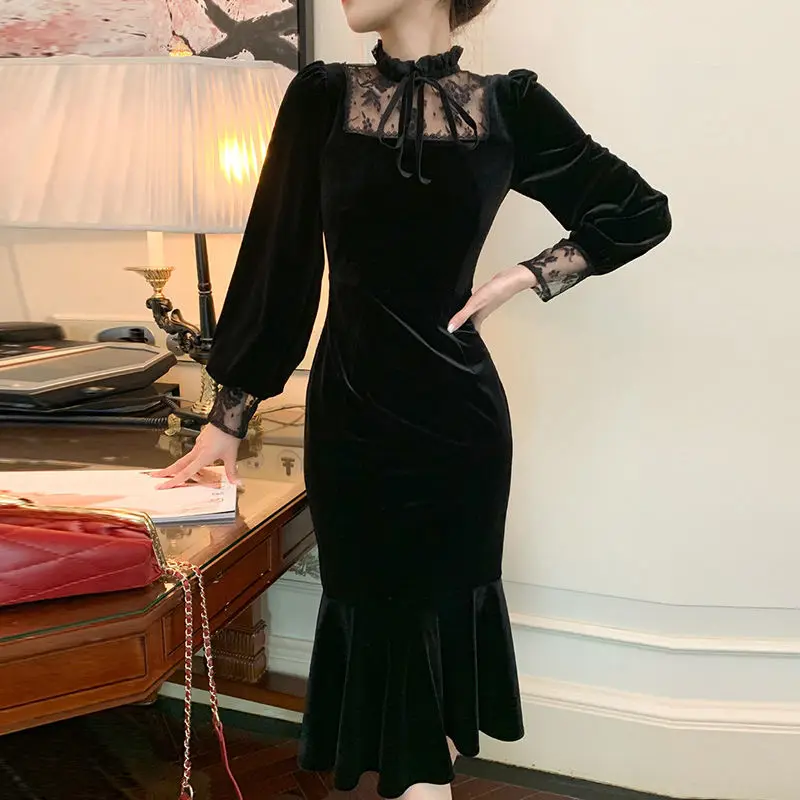 

Женское приталенное бархатное платье, черное элегантное офисное платье средней длины с длинным рукавом и кружевом в винтажном стиле, осень ...