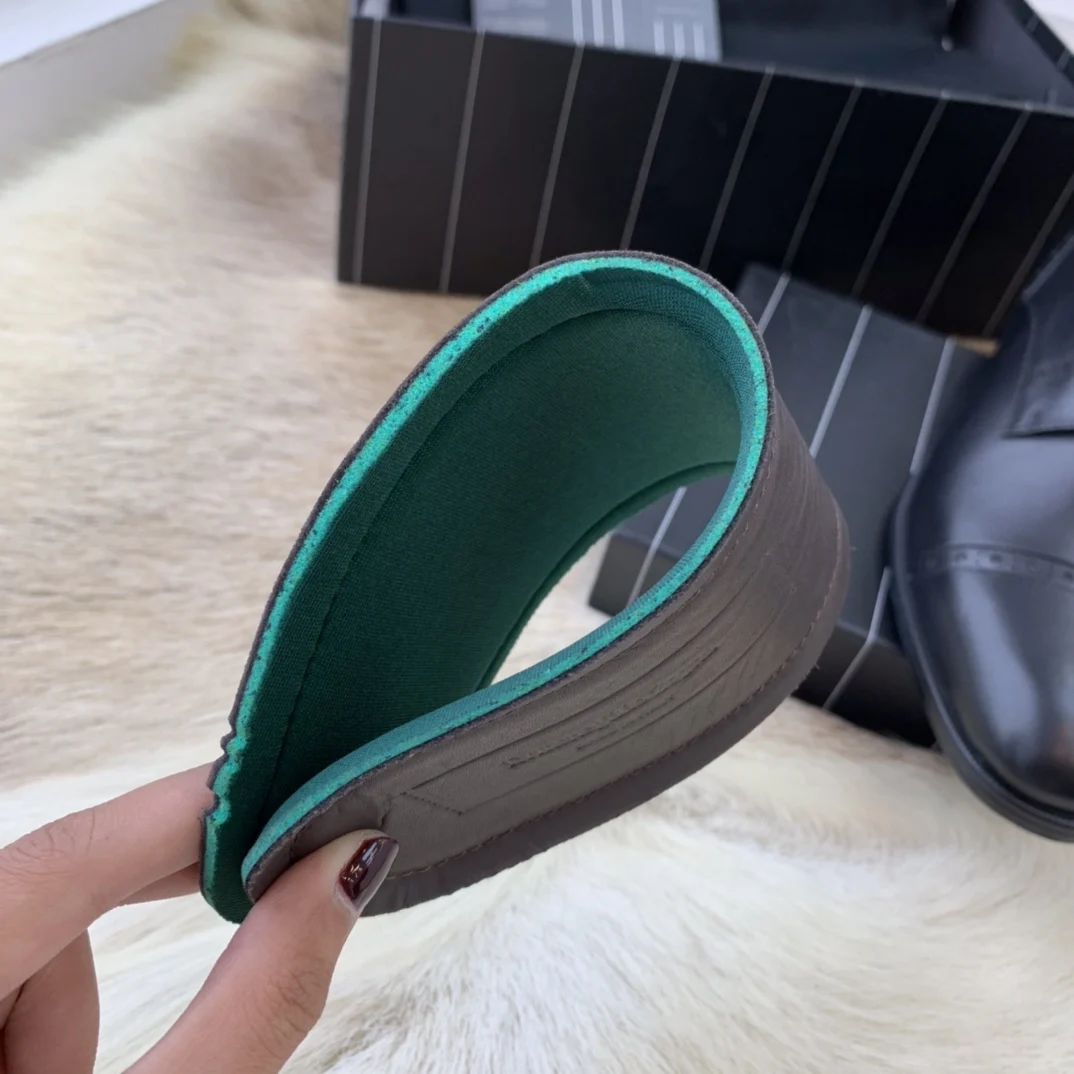 The original factory men's shoes shoes light soft, bottom does not bring the sound of leather shoes
The original factory men's shoes shoes light soft, bottom does not bring the sound of leather shoes