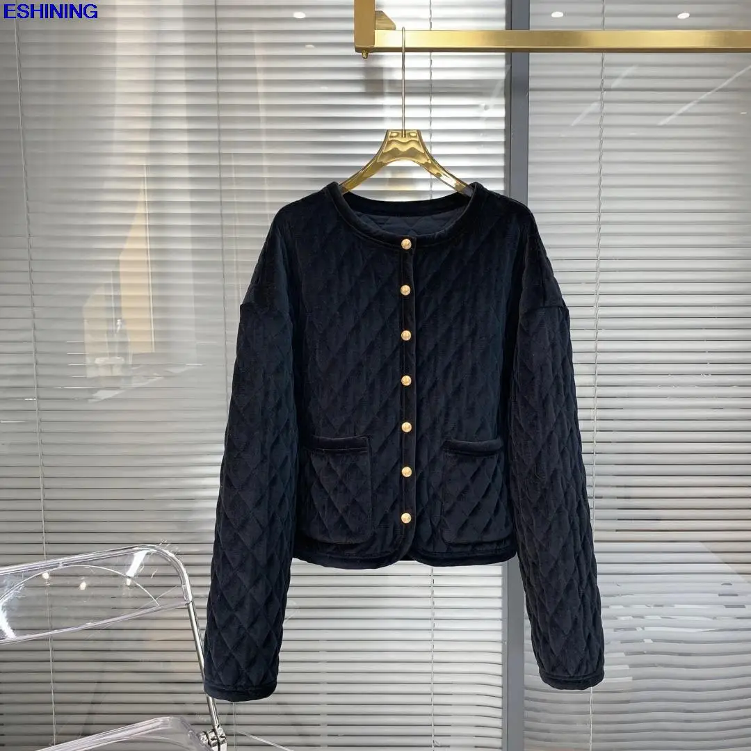 Material of the black quilted jacket of new fund of 2021 autumn winters is 100% cotton silk velvet coat to keep warm
Material of the black quilted jacket of new fund of 2021 autumn winters is 100% cotton silk velvet coat to keep warm