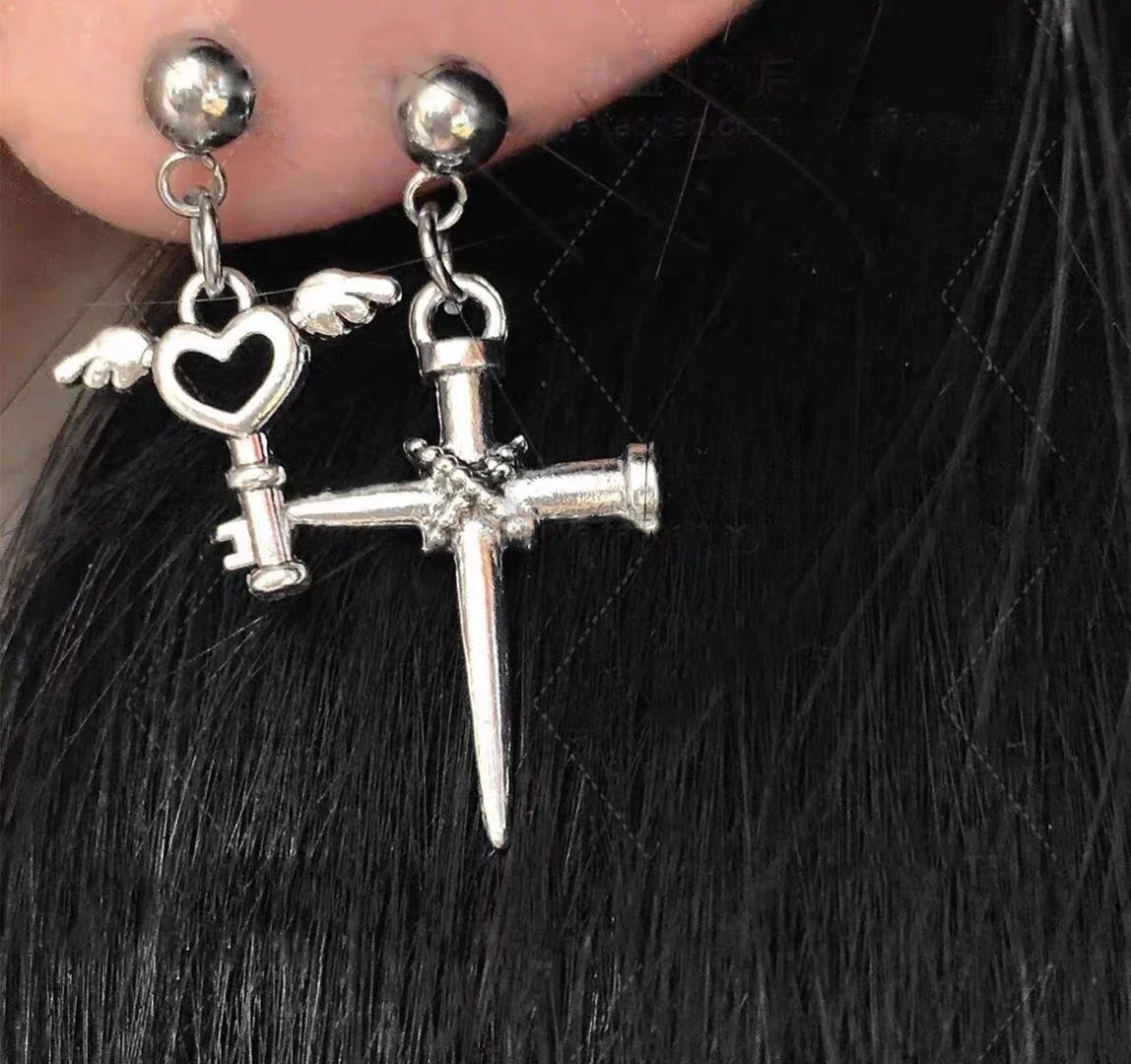 Punk Rock Korean Fashion Metal Peach Heart Wings Stud Earrings Vintage Gothic Key Cross Sword Earring for Women Gift Jewelry New
Punk Rock Korean Fashion Metal Peach Heart Wings Stud Earrings Vintage Gothic Key Cross Sword Earring for Women Gift Jewelry New