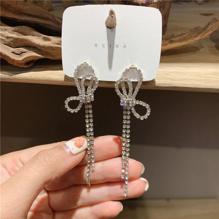 2021 New Retro Shiny Bow Tassel Earrings for Women Korean Fashion Jewelry High-end Luxury Party Long Girl Earrings Accessories
2021 New Retro Shiny Bow Tassel Earrings for Women Korean Fashion Jewelry High-end Luxury Party Long Girl Earrings Accessories