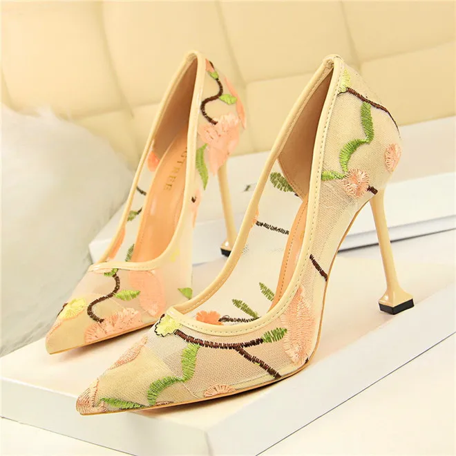 Floral Embroidered Heels Women Pumps Solid Pointed High Heels Toe Shallow Fashion High Heels 10cm Shoes Women Wedding Shoes 
Floral Embroidered Heels Women Pumps Solid Pointed High Heels Toe Shallow Fashion High Heels 10cm Shoes Women Wedding Shoes