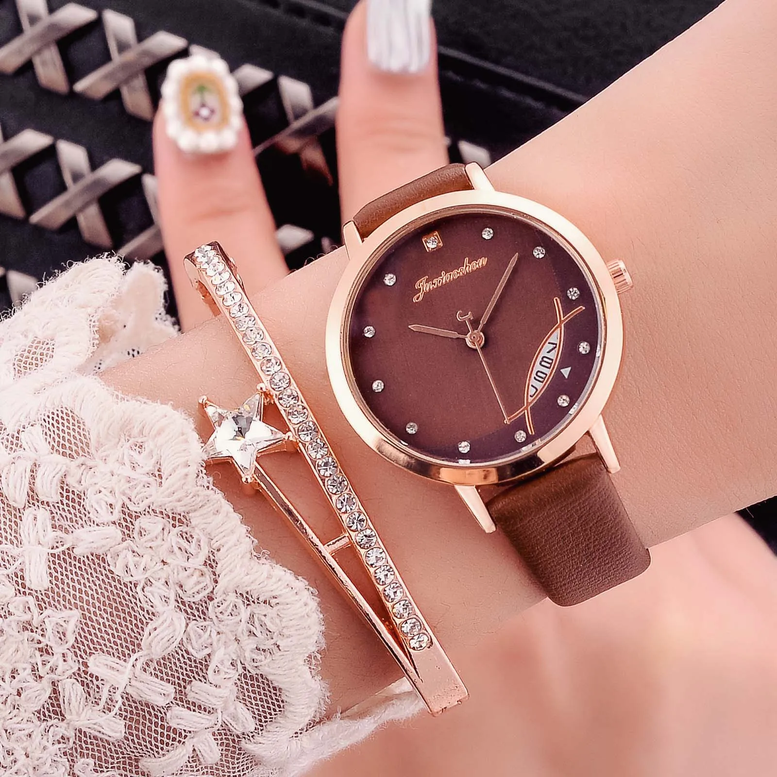 Fashion Women Creative Diamond Watch Luxury Rose Gold Dial Watches Clock Leather Strap Casual Wristwatch Crystal Jewelry Reloj
Fashion Women Creative Diamond Watch Luxury Rose Gold Dial Watches Clock Leather Strap Casual Wristwatch Crystal Jewelry Reloj