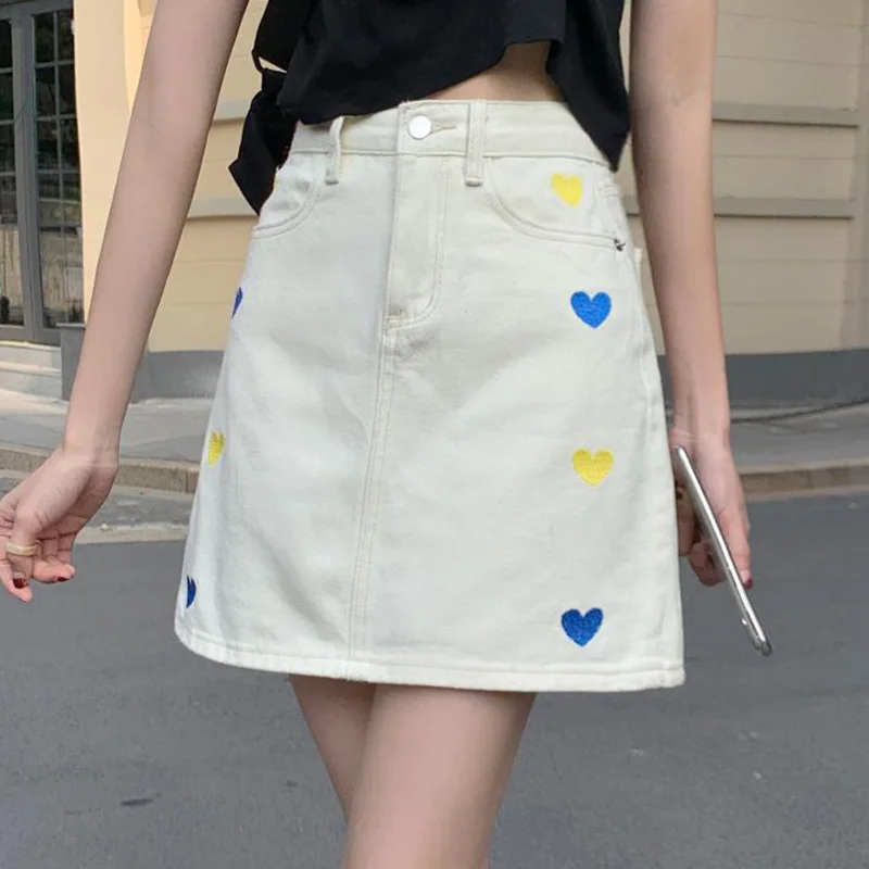 Женская джинсовая юбка с вышивкой Love, повседневная облегающая трапециевидная юбка в корейском ретро-стиле с высокой талией, лето 2021 
Женская джинсовая юбка с вышивкой Love, повседневная облегающая трапециевидная юбка в корейском ретро-стиле с высокой талией, лето 2021