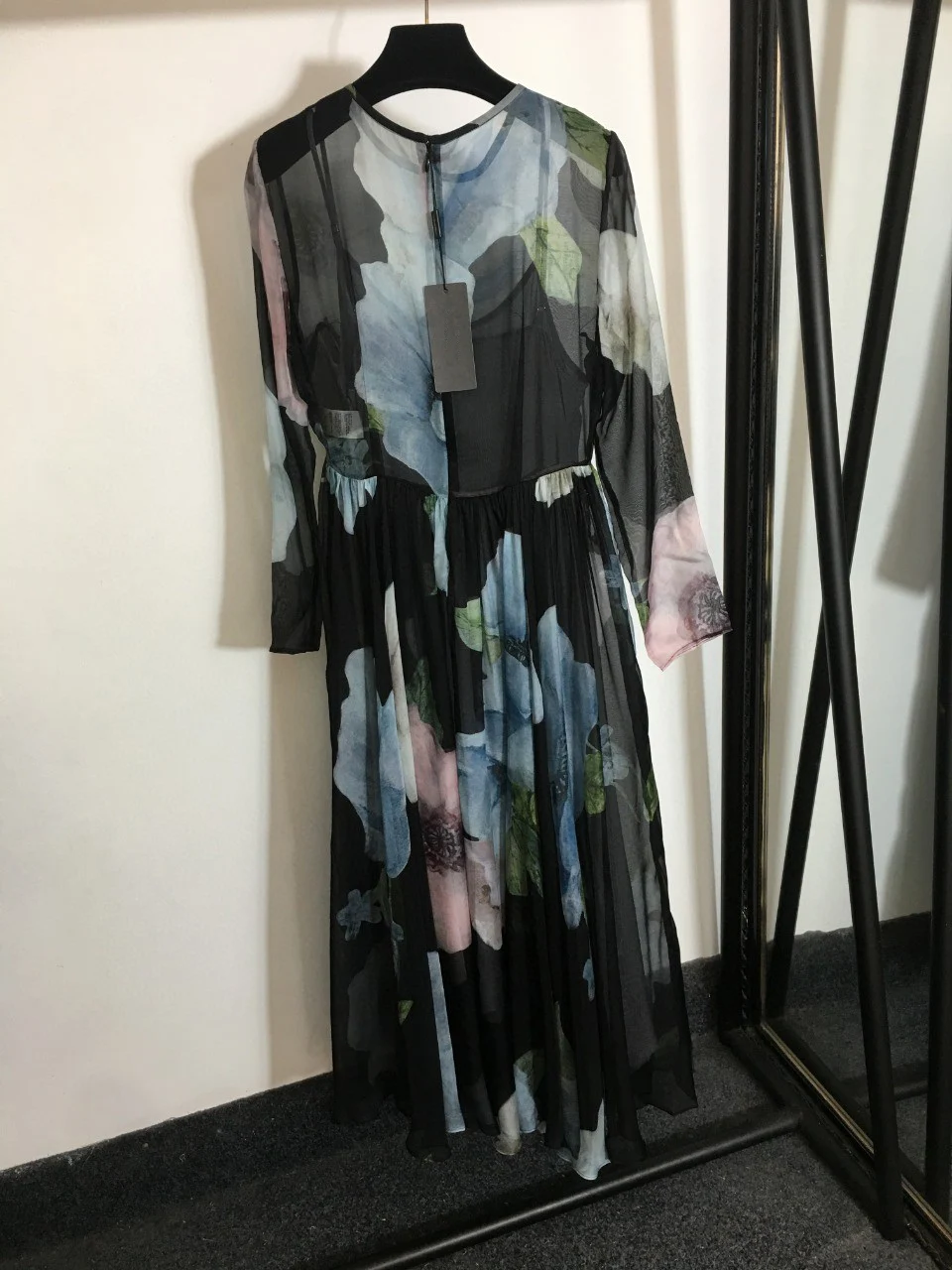 High Quality Luxury Summer Sexy Women's Elegant Seta Silk Flower Print Short Sleeve Silk Party Dresses with Lining
High Quality Luxury Summer Sexy Women's Elegant Seta Silk Flower Print Short Sleeve Silk Party Dresses with Lining