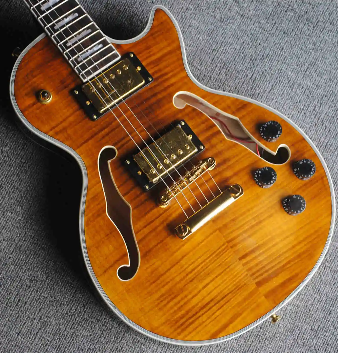 Guitarra Eléctrica personalizada de tienda ,frets binding, orificios dobles F cuerpo delgado, diapasón de palisandr
Guitarra Eléctrica personalizada de tienda ,frets binding, orificios dobles F cuerpo delgado, diapasón de palisandr