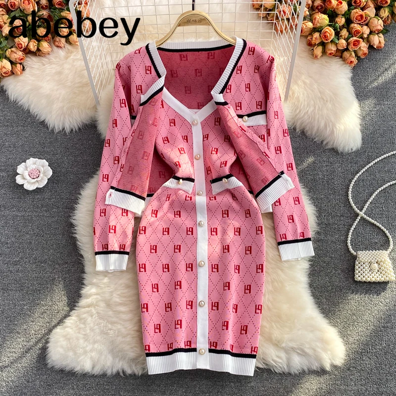 2021 New Autumn Winter Vintage V-Neck long sleeve short knitted cardigan Top + single breasted strap Dress two-piece set
2021 New Autumn Winter Vintage V-Neck long sleeve short knitted cardigan Top + single breasted strap Dress two-piece set