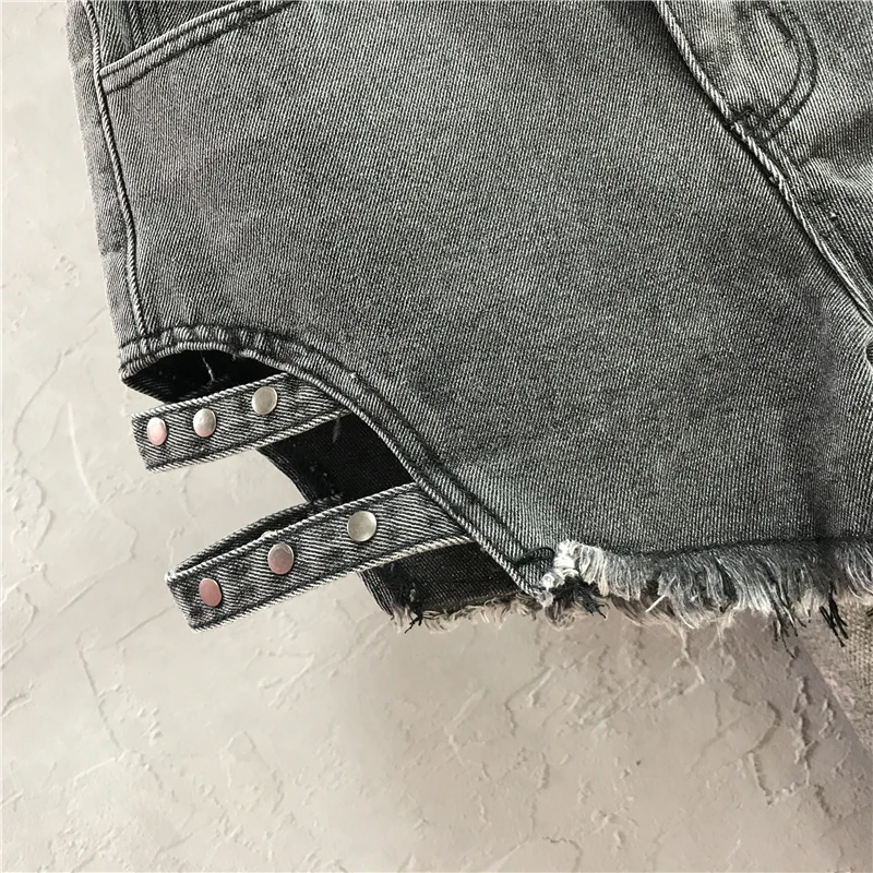 Smoky Gray Denim Shorts Women 2021 Fashionable Frayed Hem Loose-Fitting Wide-Leg Short Pants Streetwear Pocket Hot Shorts
Smoky Gray Denim Shorts Women 2021 Fashionable Frayed Hem Loose-Fitting Wide-Leg Short Pants Streetwear Pocket Hot Shorts
