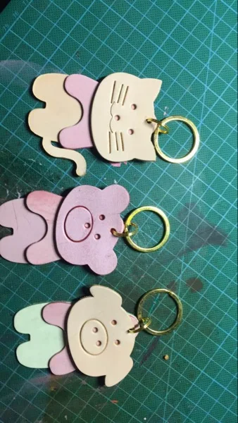 Handmade leather crafts sewing supplies key pendant cute cat bear pig pendant knife 
Handmade leather crafts sewing supplies key pendant cute cat bear pig pendant knife