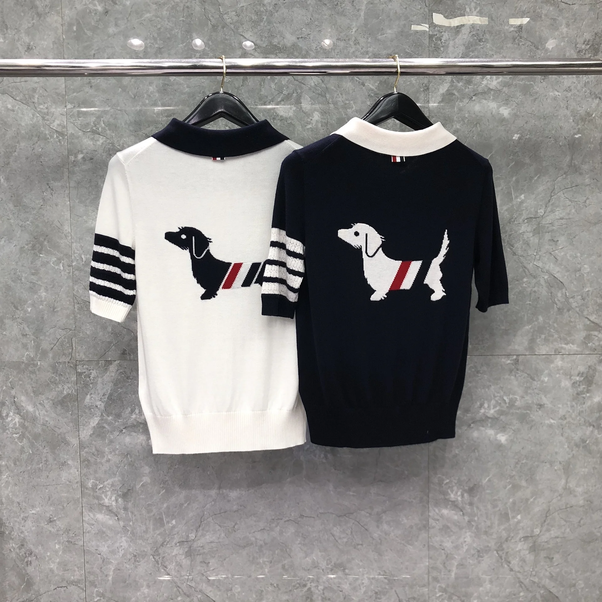 Fashion 2021 Brand Polo Shirt Turn-down Collar Patchwork Short-sleeved Women Cotton Polo Puppy Pattern Summer Clothing
Fashion 2021 Brand Polo Shirt Turn-down Collar Patchwork Short-sleeved Women Cotton Polo Puppy Pattern Summer Clothing