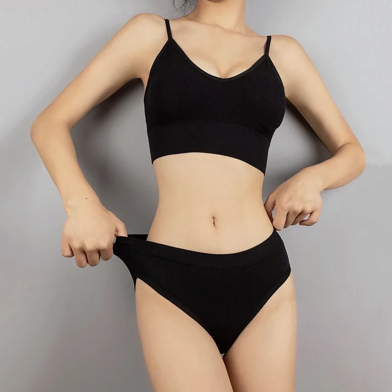 Комплект женского нижнего белья из бюстгальтера без косточек и трусиков 
Комплект женского нижнего белья из бюстгальтера без косточек и трусиков