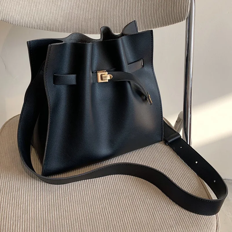 Latest style Women Commuter bucket bag High Capacity Messenger bag Luxury Handbags Women Bags Designer Top-handle Bag Shipping
Latest style Women Commuter bucket bag High Capacity Messenger bag Luxury Handbags Women Bags Designer Top-handle Bag Shipping