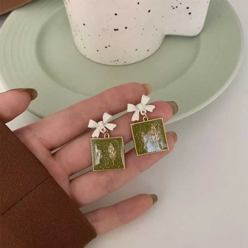 Korean Temperament Simple Long Tassel Earrings Sweet Women Ear Jewelry Green Resin Epoxy Geometric Earrings
Korean Temperament Simple Long Tassel Earrings Sweet Women Ear Jewelry Green Resin Epoxy Geometric Earrings