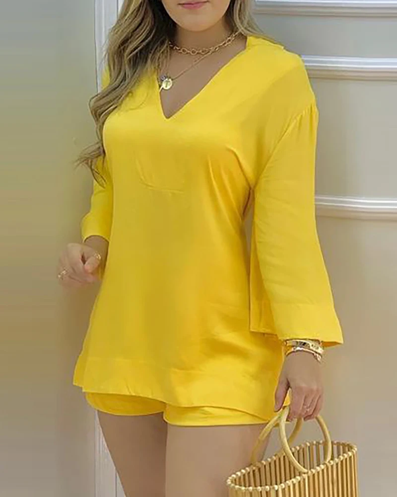 2021 summer solid color street suit suit women's solid color flared sleeves V-neck long casual loose top and shorts suit casual
2021 summer solid color street suit suit women's solid color flared sleeves V-neck long casual loose top and shorts suit casual
