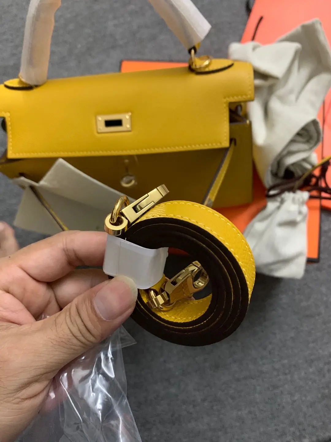 25cm BAND WOMEN HANDBAG,LUXUR PURSE,Yellow Color,Epsom Leather, Handmade Quality,Wax Lline Stitching, Fast delivery
25cm BAND WOMEN HANDBAG,LUXUR PURSE,Yellow Color,Epsom Leather, Handmade Quality,Wax Lline Stitching, Fast delivery
