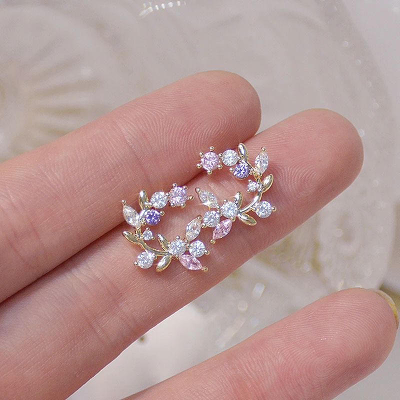 Romantic Exquisite Bling Flowers Butterfly Stud Earrings for Women Top Designer Luxury Jewelry Quality AAA Zircon S925 Needle
Romantic Exquisite Bling Flowers Butterfly Stud Earrings for Women Top Designer Luxury Jewelry Quality AAA Zircon S925 Needle