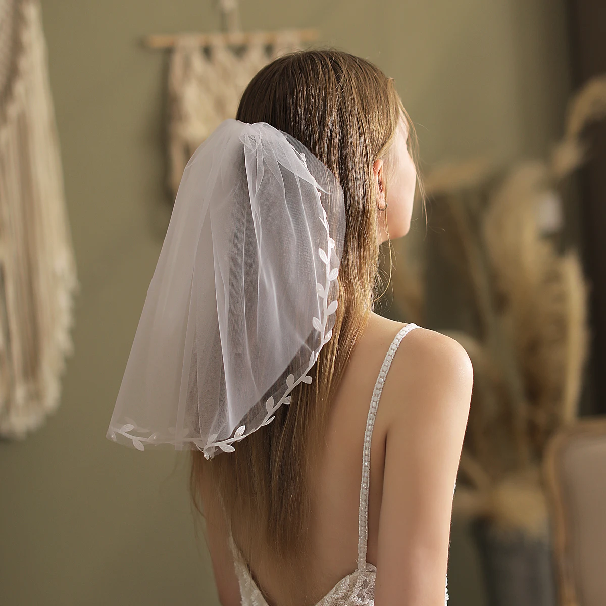 V804 Elegant White Wedding Veil Satin-Pearl Leaves Edge Short Bridal Veil with Hair Comb for Bride
V804 Elegant White Wedding Veil Satin-Pearl Leaves Edge Short Bridal Veil with Hair Comb for Bride