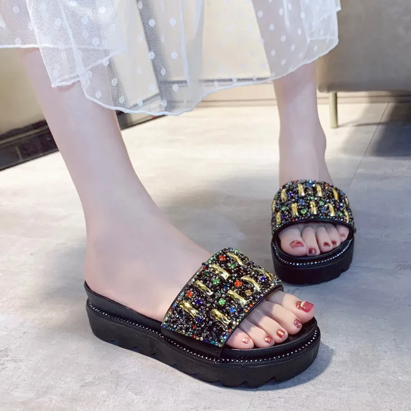 Shoes Woman 2021 Med Glitter Slides String Bead Slippers Flat Fashion Pantofle Jelly Luxury New Summer Soft PU Crystal Shoes Str
Shoes Woman 2021 Med Glitter Slides String Bead Slippers Flat Fashion Pantofle Jelly Luxury New Summer Soft PU Crystal Shoes Str