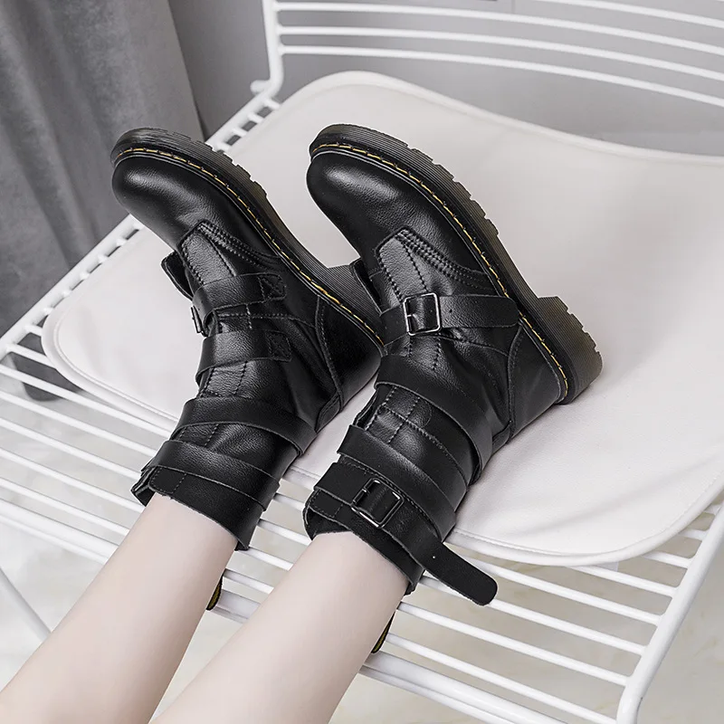 Genuine Leather Boots Women Black Shoes Ankle High 2021 Autumn New Female Martin Boots Velvet Fur Warm Snow Boots Punk Belt
Genuine Leather Boots Women Black Shoes Ankle High 2021 Autumn New Female Martin Boots Velvet Fur Warm Snow Boots Punk Belt