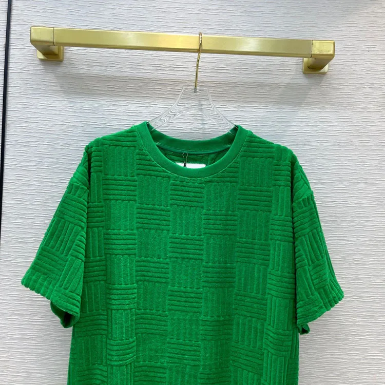 Женская хлопковая футболка с коротким рукавом, зеленая свободная футболка с круглым вырезом и объемным рельефом, модель 2021 на зиму 
Женская хлопковая футболка с коротким рукавом, зеленая свободная футболка с круглым вырезом и объемным рельефом, модель 2021 на зиму