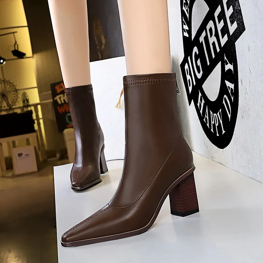 Elegant Sewing High Shoes 2021 Fashion Soft Leather Fabric Winter Women's Boots Sewing Pointed Toe ANKLE Booties Square Heels
Elegant Sewing High Shoes 2021 Fashion Soft Leather Fabric Winter Women's Boots Sewing Pointed Toe ANKLE Booties Square Heels
