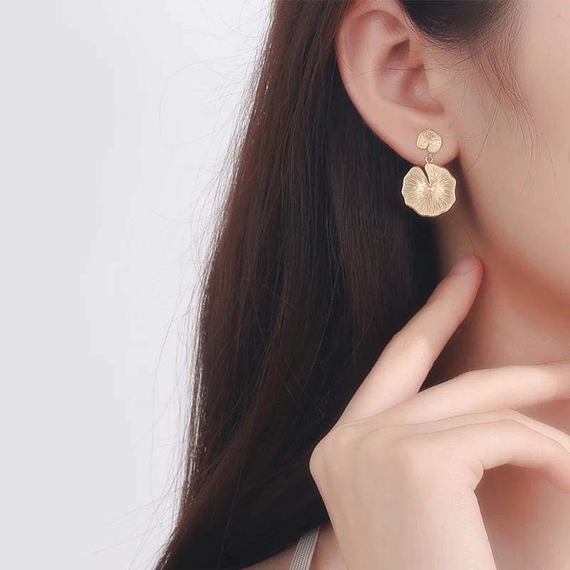 Gold Ganoderma Stud Design Earrings Creative Geometric Mushroom Earrings for Women Fashionable Jewelry Gift
Gold Ganoderma Stud Design Earrings Creative Geometric Mushroom Earrings for Women Fashionable Jewelry Gift