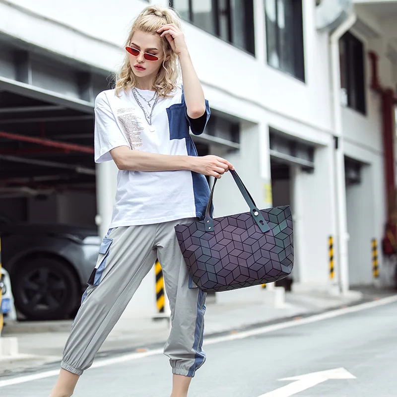 Set Fashion Luminous Women Handbag Large Capacity Female Shoulder Bag High Quality Ladies Geometric Chain Messenger Bags 2021
Set Fashion Luminous Women Handbag Large Capacity Female Shoulder Bag High Quality Ladies Geometric Chain Messenger Bags 2021