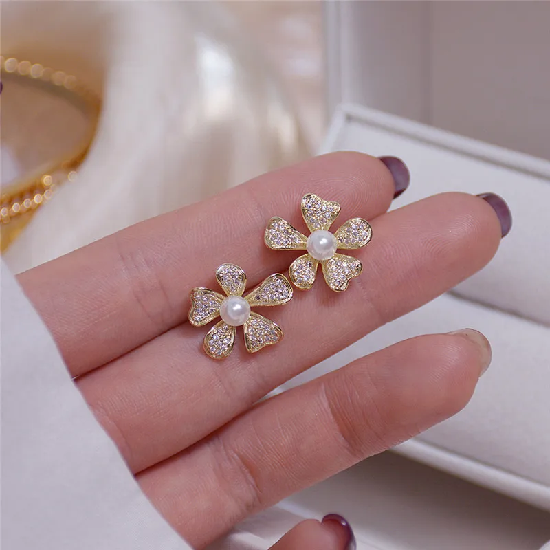New jewelry design Elegant Exquisite Luxury 14K Real Gold Irregular Flower Stud Earrings for Women Cubic Zircon ZC Earrings
New jewelry design Elegant Exquisite Luxury 14K Real Gold Irregular Flower Stud Earrings for Women Cubic Zircon ZC Earrings