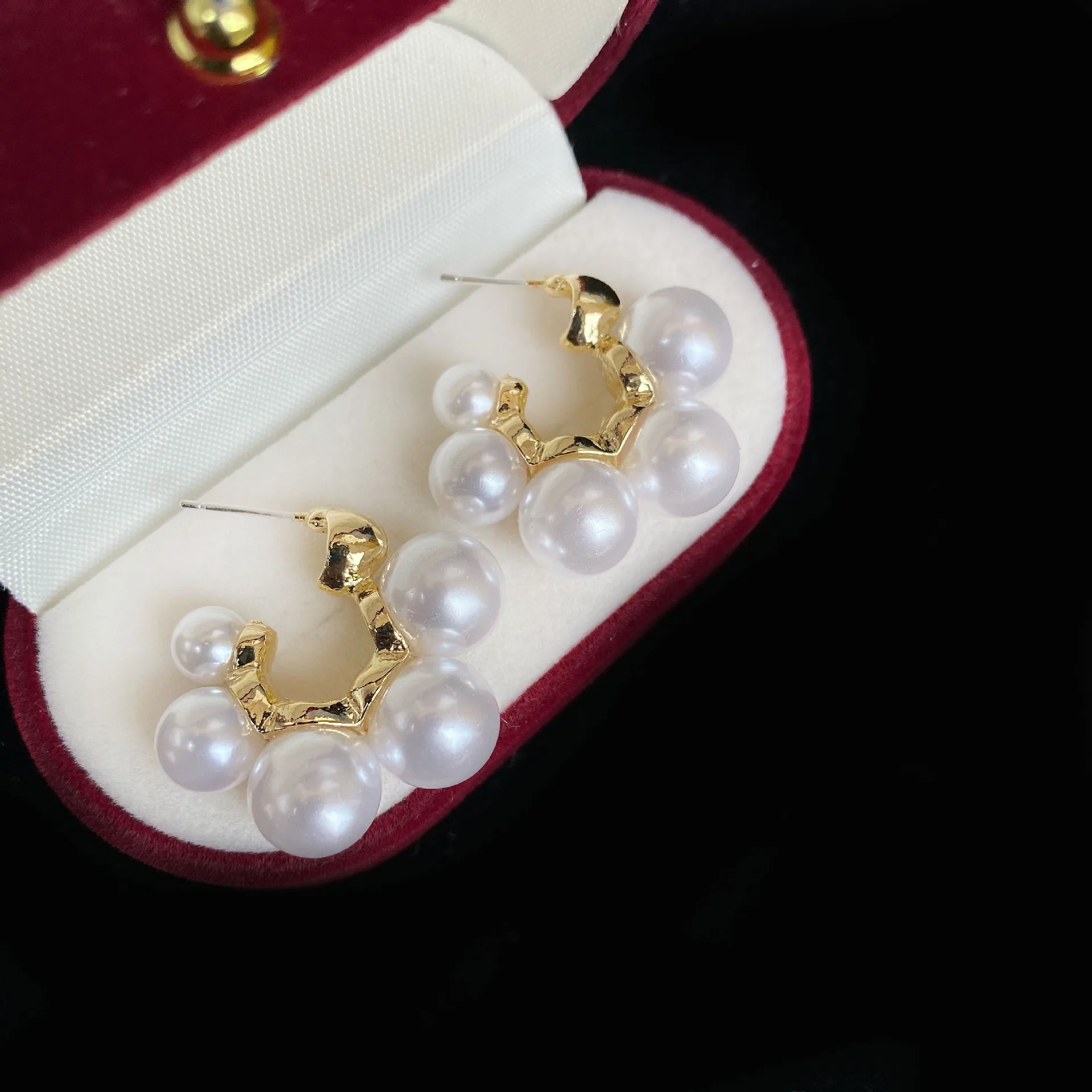 Elegant Celebrity Metal Inlaid Pearl Earrings For Woman Fashion Jewelry 2021 New Luxury Wedding Party Girl's Unusual Earrings
Elegant Celebrity Metal Inlaid Pearl Earrings For Woman Fashion Jewelry 2021 New Luxury Wedding Party Girl's Unusual Earrings
