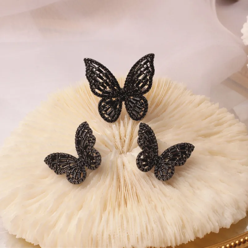 2020 Korean hot selling fashion jewelry exquisite copper inlaid zircon black smart butterfly female elegant stud earrings
2020 Korean hot selling fashion jewelry exquisite copper inlaid zircon black smart butterfly female elegant stud earrings