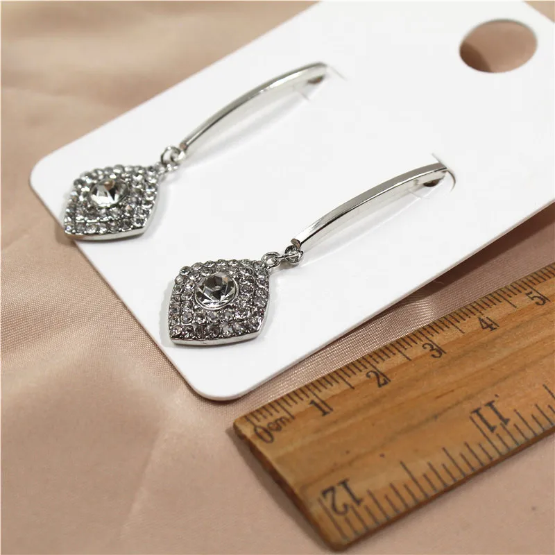 Fashion Classic Alloy Metal Bar Dangle Earring with Crystals Rhinestone Charms Pendant Drop Earrings for Women Wedding Gifts
Fashion Classic Alloy Metal Bar Dangle Earring with Crystals Rhinestone Charms Pendant Drop Earrings for Women Wedding Gifts