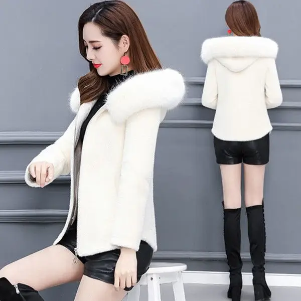 Women 2021 Winter New Wool Fur Coat Fox Fur Collar Hooded Jacket Female Elegant Short Slim Coats Faux Sheep Shearing Coats C520
Women 2021 Winter New Wool Fur Coat Fox Fur Collar Hooded Jacket Female Elegant Short Slim Coats Faux Sheep Shearing Coats C520