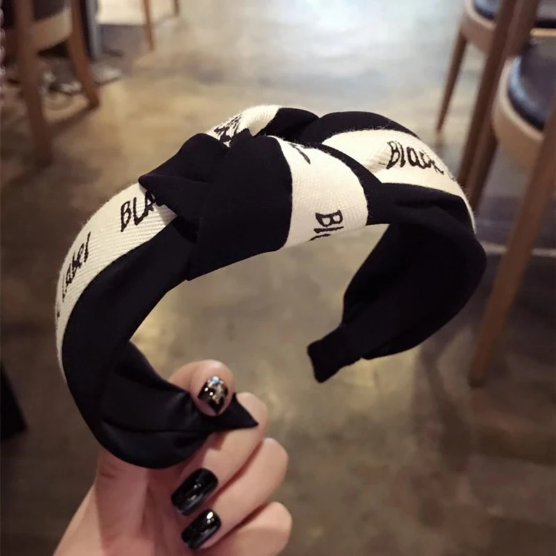 South Korean new hand simple fabric letter contrast color middle knot knot knot wide edge toothed hair hoop head hoop lady
South Korean new hand simple fabric letter contrast color middle knot knot knot wide edge toothed hair hoop head hoop lady
