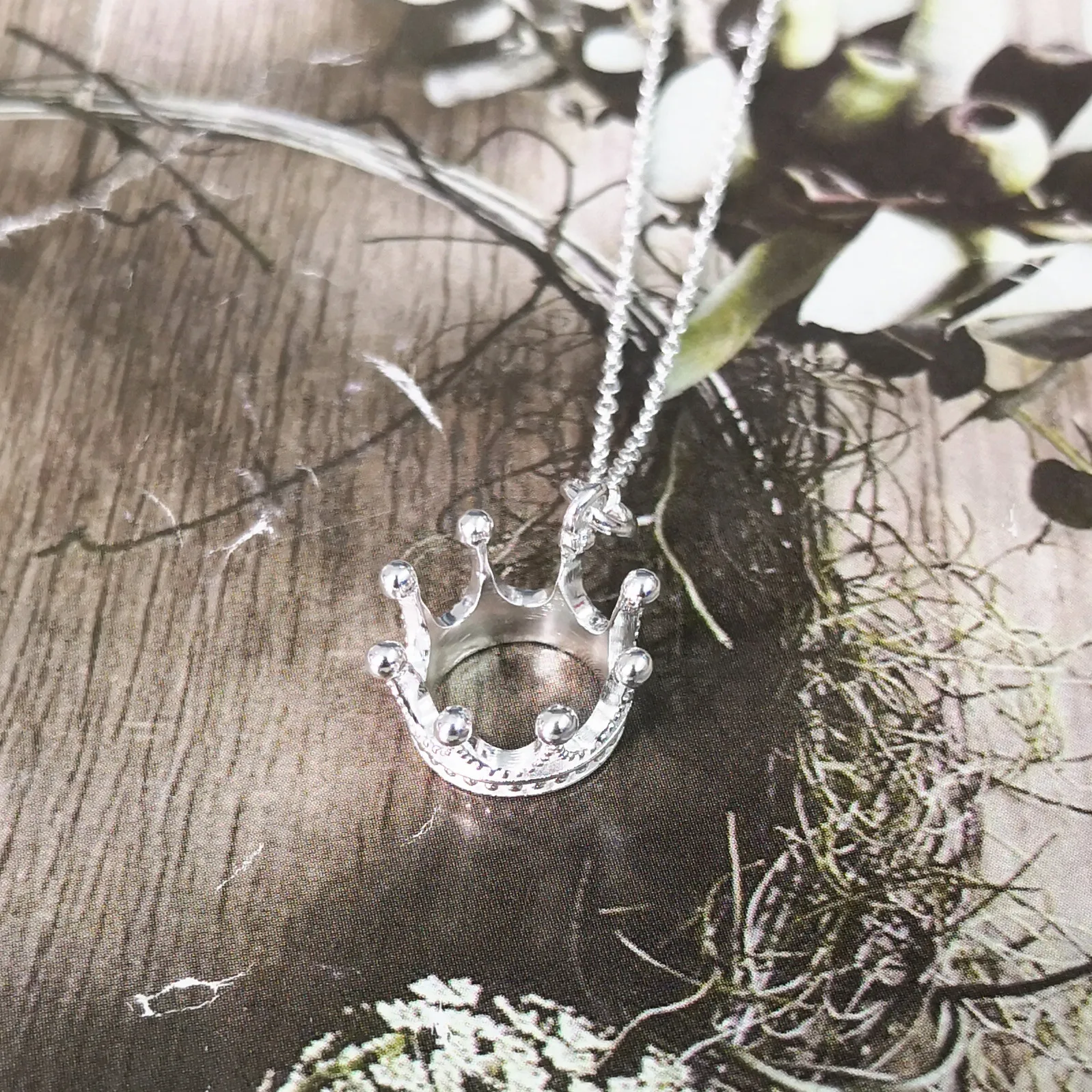 Original Ladies S925 Sterling Silver Classic Silver Crown Pendant Silver Necklace Jewelry Couple Holiday Anniversary Gift
Original Ladies S925 Sterling Silver Classic Silver Crown Pendant Silver Necklace Jewelry Couple Holiday Anniversary Gift