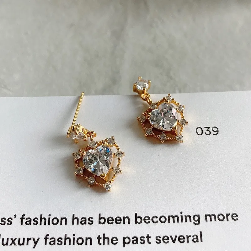 925 Sterling Silver Heart Crystal Zircon Earrings For Women 2020 New Design 18K Gold Elegant Stud Earrings Female Party Jewelry
925 Sterling Silver Heart Crystal Zircon Earrings For Women 2020 New Design 18K Gold Elegant Stud Earrings Female Party Jewelry