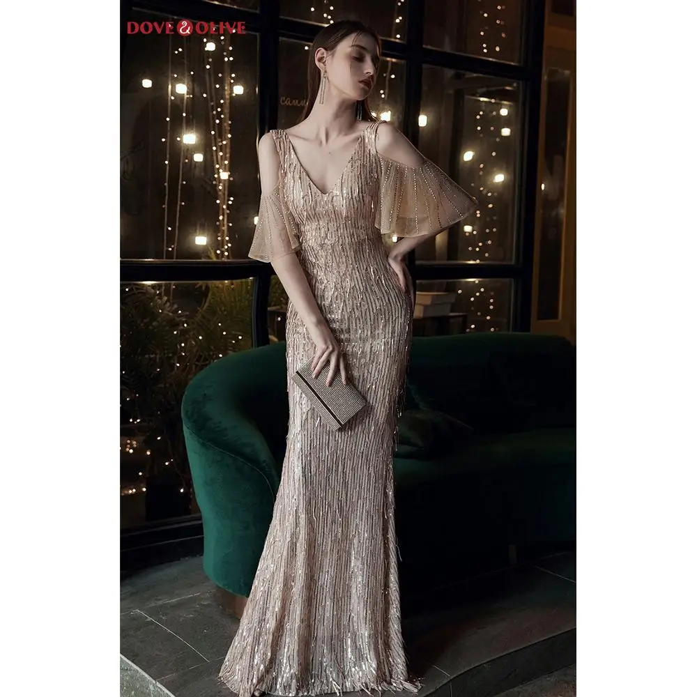 Золотые вечерние платья, расшитые блестками, длинные платья русалки с открытыми плечами и рукавом до локтя, блестящие платья для выпускного...
Золотые вечерние платья, расшитые блестками, длинные платья русалки с открытыми плечами и рукавом до локтя, блестящие платья для выпускного...