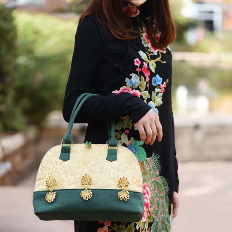 New style retro embroidery handbags Chinese style canvas women's bag Large capacity cheongsam handbag Female high-end Sac Femme
New style retro embroidery handbags Chinese style canvas women's bag Large capacity cheongsam handbag Female high-end Sac Femme