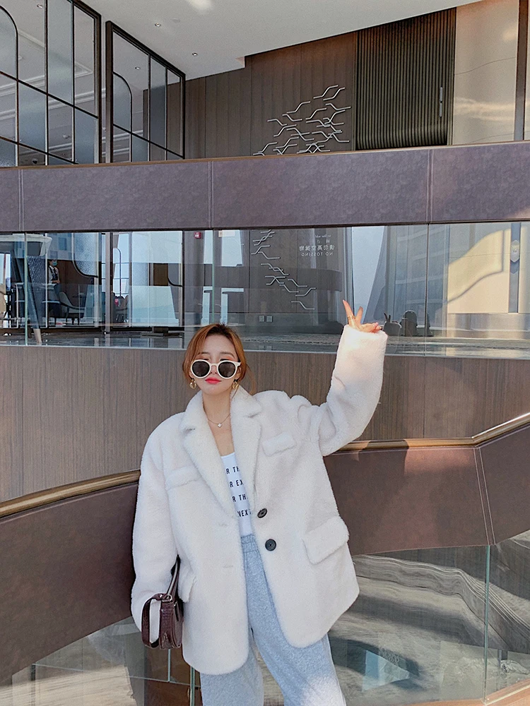 Women New 2020 Winter Real Fur Coat Natural Lambs Wool Fur Jacket Clothes Female Granular Sheep Shearling Elegant Outerwear A39
Women New 2020 Winter Real Fur Coat Natural Lambs Wool Fur Jacket Clothes Female Granular Sheep Shearling Elegant Outerwear A39