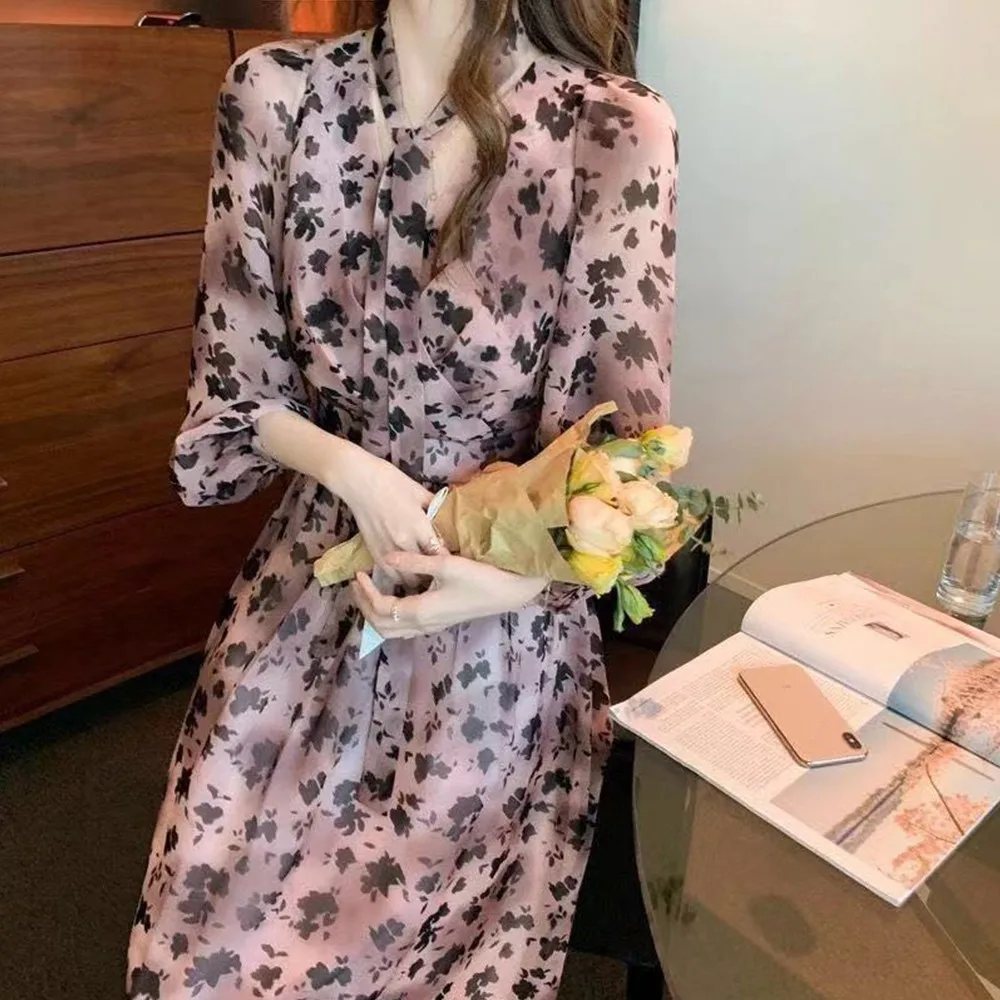Summer Holiday Dress Women Floral Print Casual V-Neck Halter Dress French Romantic Fashion Long Lantern Sleeve Bow Lace Up Dress
Summer Holiday Dress Women Floral Print Casual V-Neck Halter Dress French Romantic Fashion Long Lantern Sleeve Bow Lace Up Dress