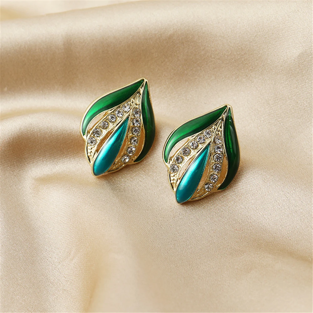The New Personality Bump Color Restoring Ancient Ways Petals Stud Earrings Female Temperament Geometric Earrings
The New Personality Bump Color Restoring Ancient Ways Petals Stud Earrings Female Temperament Geometric Earrings