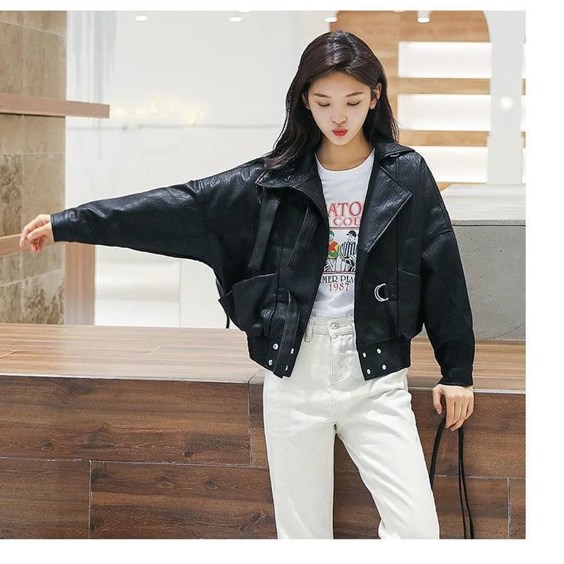 2021 Spring Autumn Streetwear Black Short PU Faux Leather Jackets Buttons Pockets Basic Jacket Women Coat Moto Outwear Y630
2021 Spring Autumn Streetwear Black Short PU Faux Leather Jackets Buttons Pockets Basic Jacket Women Coat Moto Outwear Y630