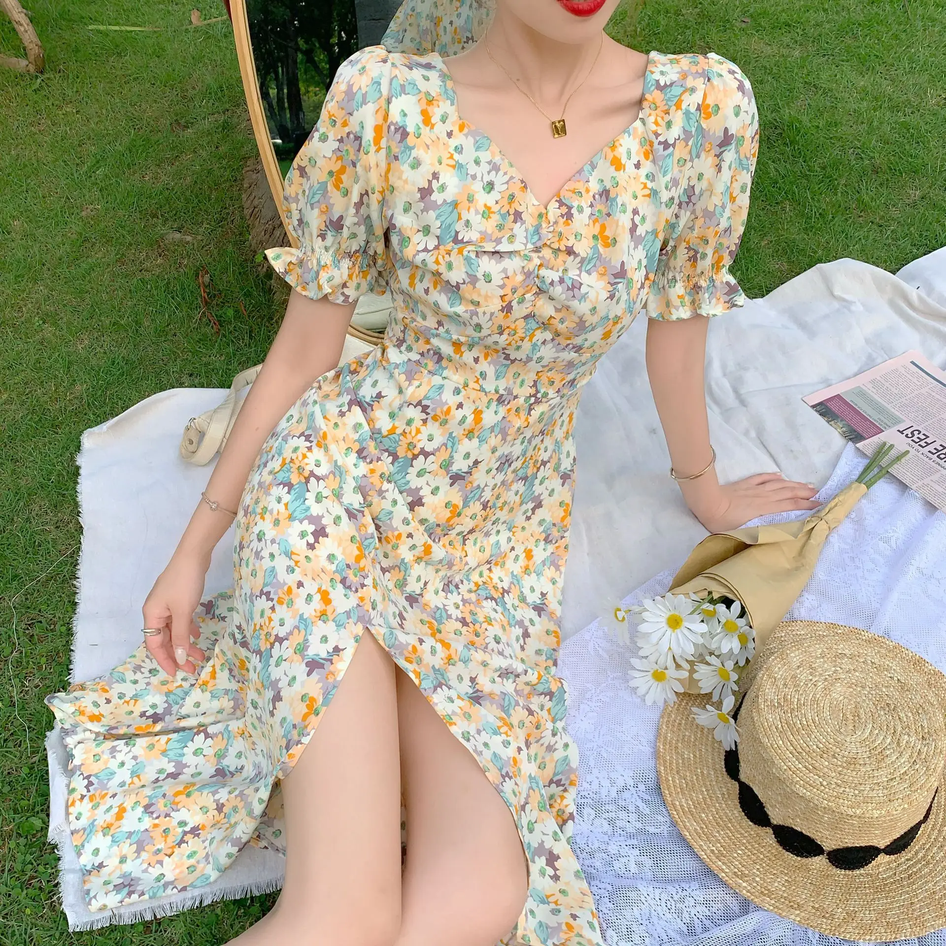 2021 Women's Summer New Style Temperament Covering Belly Ruffled Puff Sleeve Mid-Length V-Neck Dress With Split Floral Skirt 
2021 Women's Summer New Style Temperament Covering Belly Ruffled Puff Sleeve Mid-Length V-Neck Dress With Split Floral Skirt