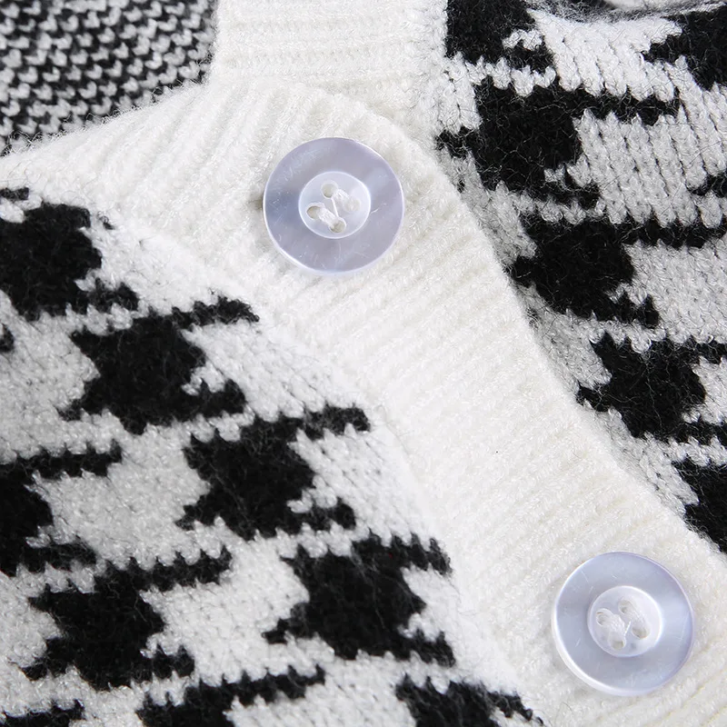 Black Houndstooth V-Neck Cardigan Women Loose Button Long Sleeve Knitted Sweater Fashion Casual Jumper Autumn Winter
Black Houndstooth V-Neck Cardigan Women Loose Button Long Sleeve Knitted Sweater Fashion Casual Jumper Autumn Winter