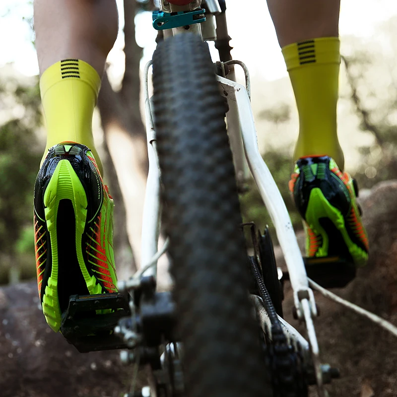 2020 New road cycling shoes professional racing road bike bicycle sneakers dazzle color ultralight breathable self-locking shoes 
2020 New road cycling shoes professional racing road bike bicycle sneakers dazzle color ultralight breathable self-locking shoes